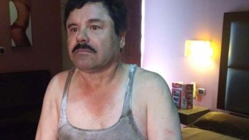Fotografía de archivo fechada el 8 de enero de 2016, que muestra al narcotraficante Joaquín "El Chapo" Guzmán momentos después de ser capturado en Los Mochis, Sinaloa.