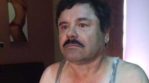 Fotografía de archivo fechada el 8 de enero de 2016, que muestra al narcotraficante Joaquín "El Chapo" Guzmán momentos después de ser capturado en Los Mochis, Sinaloa.