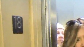 Lynne Patton justo antes de subir al elevador