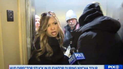 Lynne Patton justo antes de subir al elevador