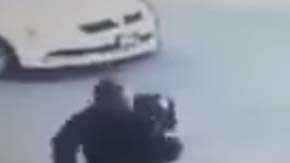 Momento en que presunto mara ataca a uno de los policías cerca de un mercado de Chiapas.