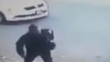 Momento en que presunto mara ataca a uno de los policías cerca de un mercado de Chiapas.