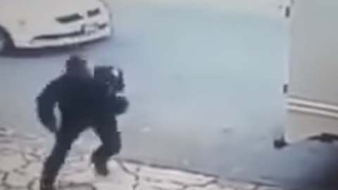 Momento en que presunto mara ataca a uno de los policías cerca de un mercado de Chiapas.