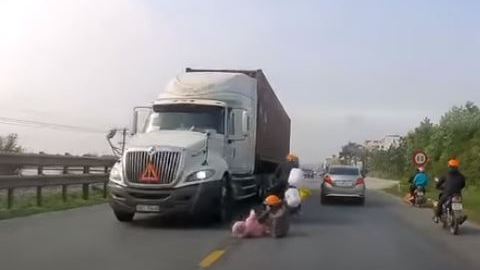 La madre nunca perdió de vista a su hijo.