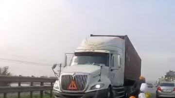 La madre nunca perdió de vista a su hijo.