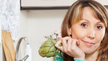 mujer-alcachofas_1398-3945
