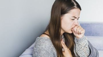 mujer-toser-sofa_23-2147934389