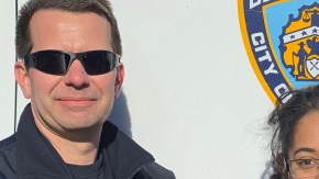 Carolina Balbuena con los dos agentes que rescataron su sortija