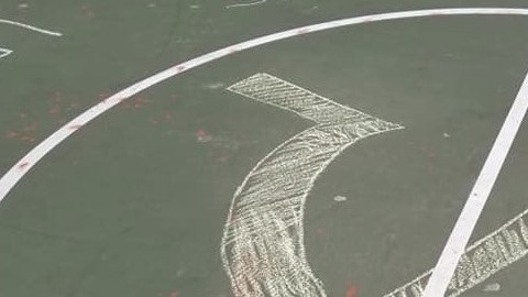 Uno de los dibujos en la cancha de baloncesto de P.S. 139