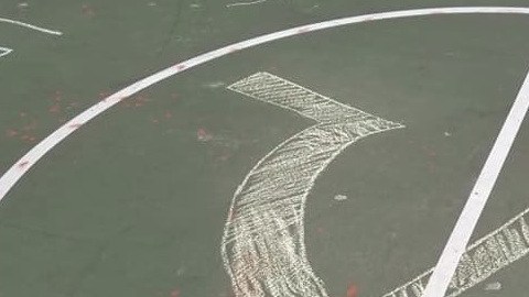 Uno de los dibujos en la cancha de baloncesto de P.S. 139