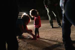 Indignantes imágenes de cómo encontraron a cinco niñas abandonadas en la frontera
