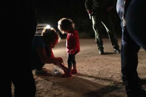 La madre de las niñas halladas solas en la frontera rompe el silencio: "Con el dolor de mi alma las dejé ahí"