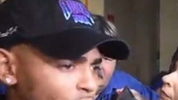 Miembros de la prensa intentan hacerle preguntas a Ozuna a su llegada al tribunal en San Juan, Puerto Rico.