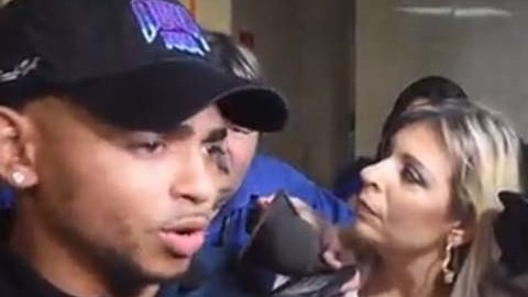 Miembros de la prensa intentan hacerle preguntas a Ozuna a su llegada al tribunal en San Juan, Puerto Rico.