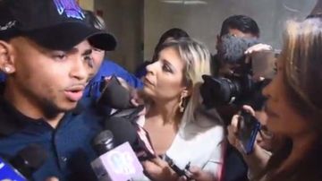 Miembros de la prensa intentan hacerle preguntas a Ozuna a su llegada al tribunal en San Juan, Puerto Rico.