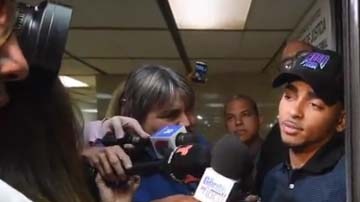Ozuna salió sonriente del tribunal de San Juan.