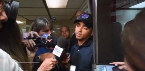 Ozuna salió sonriente del tribunal de San Juan.