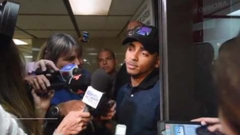 Ozuna salió sonriente del tribunal de San Juan.