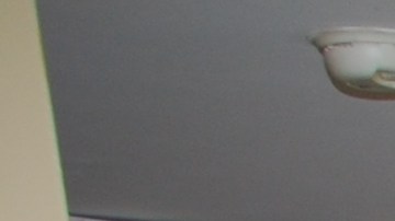 Padres latinos participan en un taller impartido por la Dominico-American Society of Queens donde aprenden herramientas para involucrarse en el desarrollo académico de sus hijos.