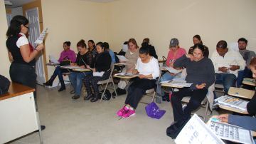 Padres latinos participan en un taller impartido por la Dominico-American Society of Queens donde aprenden herramientas para involucrarse en el desarrollo académico de sus hijos.