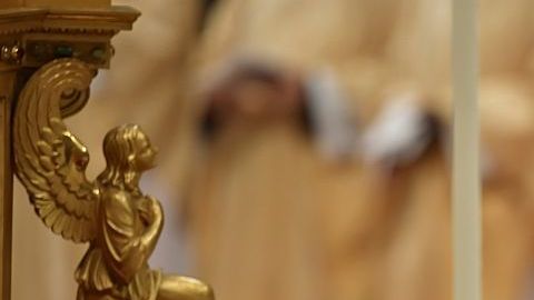 El papa Francisco en la misa de víspera de Navidad en El Vaticano.