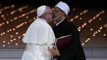 El papa Francisco junto al imán egipcio Sheikh Ahmed al-Tayeb durante su histórica visita a Emiratos Árabes.