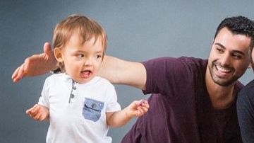 Elan y Andrew Dvash-Banks con sus hijos Aiden y Ethan.