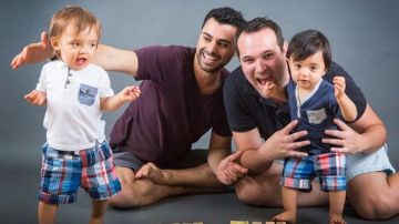 Elan y Andrew Dvash-Banks con sus hijos Aiden y Ethan.