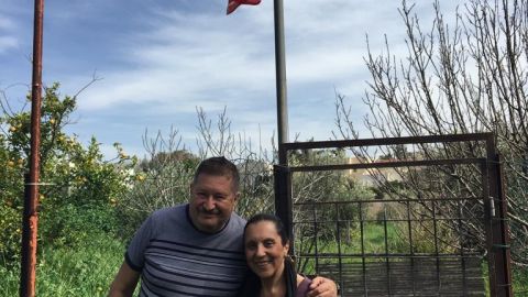 Los esposos Rosy Idi y Jaime Asher en el patio de su hogar.