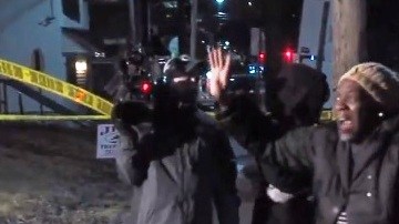 Otra pariente reacciona afuera de la escena del crimen