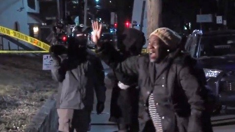 Otra pariente reacciona afuera de la escena del crimen