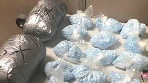 Los agentes encontraron 14 bolsas que contenían cada una 1,000 pastillas azules.