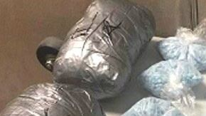 Los agentes encontraron 14 bolsas que contenían cada una 1,000 pastillas azules.
