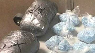 Los agentes encontraron 14 bolsas que contenían cada una 1,000 pastillas azules.