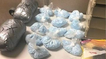 Los agentes encontraron 14 bolsas que contenían cada una 1,000 pastillas azules.