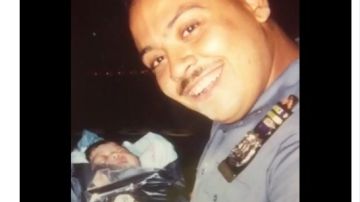 El detective  Angel Maysonet con la bebé en 1994