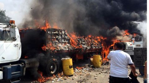 Camiones que transportaban ayuda para Venezuela fueron incendiados.