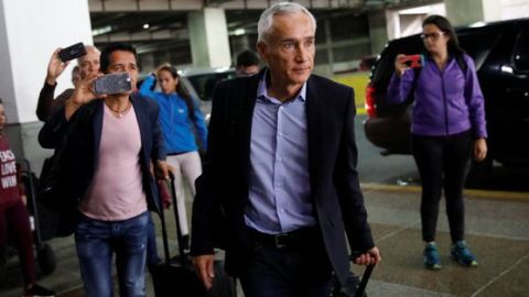 Jorge Ramos en el Aeropuerto Internacional de Caracas, el martes