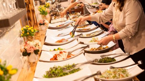 Ir a un buffet es sólo una de las estrategias para gastar poco al salir a comer