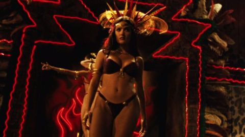 Salma Hayek es una bailarina siniestra en "From Dusk Till Dawn".