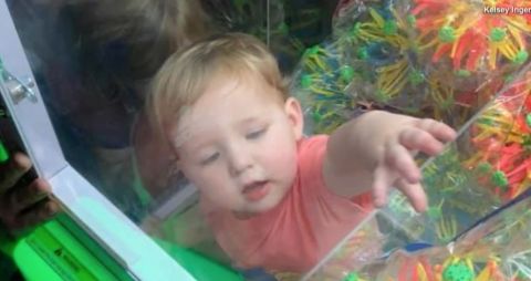 Un niño quedó atrapado en el interior de una máquina de juguetes.
