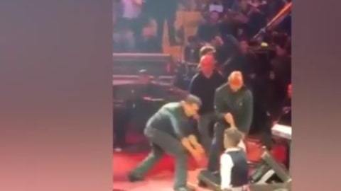 Alejandro Fernández fue a parar al suelo