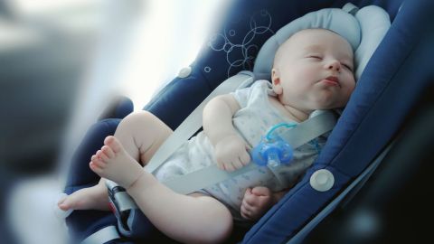 La silla del bebé no puede faltar nunca en el auto.