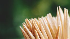 El hombre usaba palillos para diferenciar su vaso.