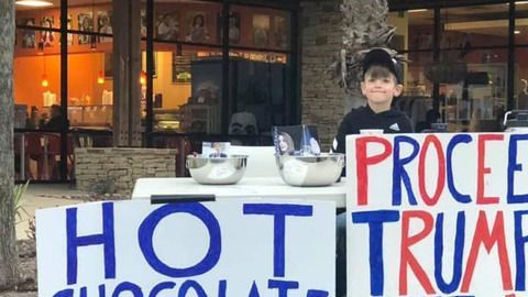 El pequeño Brenton tuvo la iniciativa de vender chocolate.