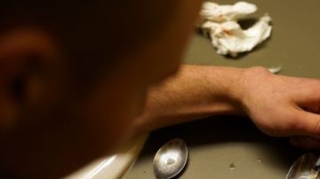 La heroína en muchos casos se mezcla con otros opióides sintéticos para darle un mayor efecto, lo que también expone a los consumidores a mayores riesgos.