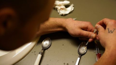 La heroína en muchos casos se mezcla con otros opióides sintéticos para darle un mayor efecto, lo que también expone a los consumidores a mayores riesgos.