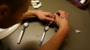 La heroína en muchos casos se mezcla con otros opióides sintéticos para darle un mayor efecto, lo que también expone a los consumidores a mayores riesgos.