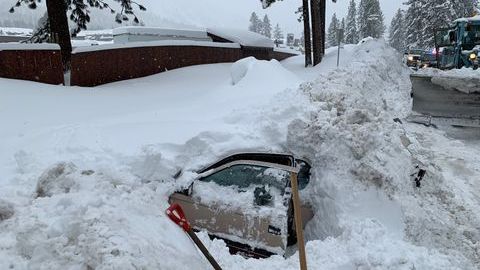 Las autoridades recordaron la importancia de sacar los autos de las áreas de remoción de nieve y tener cuidado al usar vehículos durante los principales eventos de nieve.