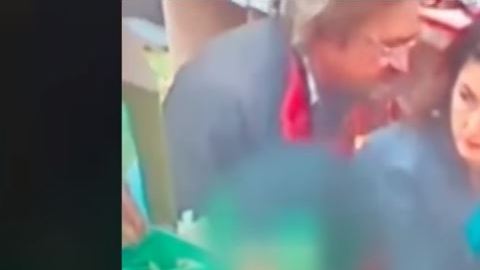 La pareja cuidó que nadie los viera, sin pensar que había una cámara grabándolos.